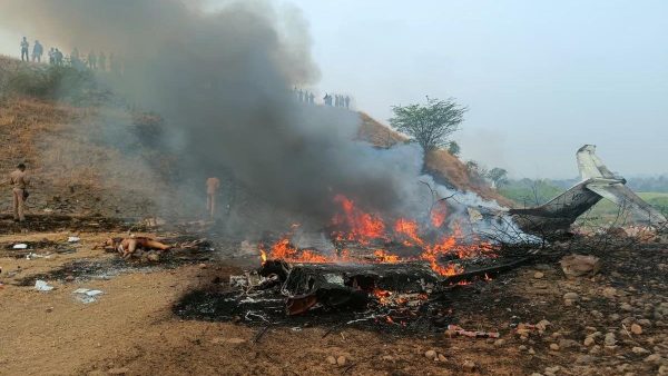مصــ ـ ـرع 4 أشخاص بينهم نائب رئيس وزراء ولاية هندية في تحطم طائرة ( فيديو )