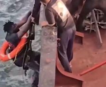 معجزة وسط البحر…. باخرة مصرية تنقد سيراليوني ظل يصارع برودة الطقس وارتفاع أمواج البحر لمدة 24  بعد غرق قارب للهجرة السرية( فيديو )