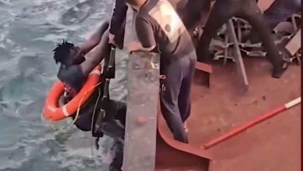 معجزة وسط البحر…. باخرة مصرية تنقد سيراليوني ظل يصارع برودة الطقس وارتفاع أمواج البحر لمدة 24  بعد غرق قارب للهجرة السرية( فيديو )