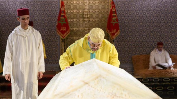 أمير المؤمنين صاحب الجلالة الملك محمد السادس يترحم على روح جلالة المغفور له الملك محمد الخامس