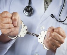 الدارالبيضاء ……توقيف طبيب بمصحة خاصة  كان  يتواطئ مع مروجي الأقراص المهلوسة عبر تسليمهم وصفات طبية