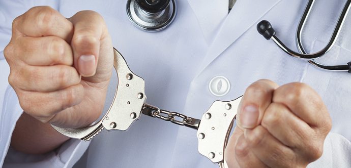 الدارالبيضاء ……توقيف طبيب بمصحة خاصة  كان  يتواطئ مع مروجي الأقراص المهلوسة عبر تسليمهم وصفات طبية