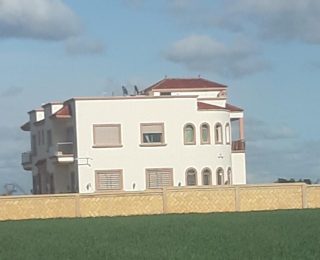 المحمدية …مقاول يلتمس من العامل هدم بناية فاخرة في ملكية رئيس جماعة خروقاتها شبيهة بقصر ” بوسكورة “