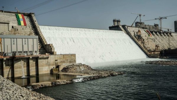 سد النهضة بأثيوبيا :  يهدد حياة الملايين بإثيوبيا والسودان ومصر بعد ضهور تشققات وتصدعات عليه