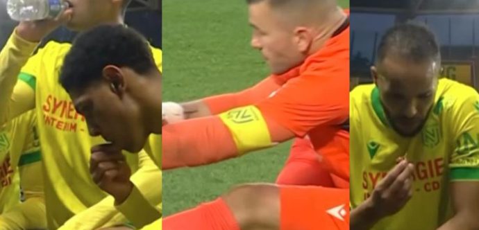 لقطة تُجسِدُ معنى الإنسانية …حارس مرمى يتضاهر بالإصابة من أجل إفطار زملائه المسلمين