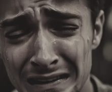 نطمئن الآخرين أننا بخير… بينما في داخلنا بحر هائج