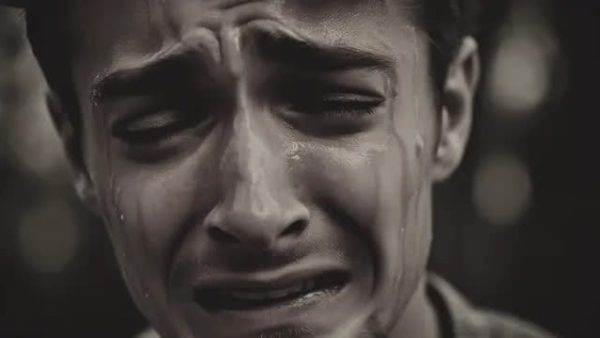 نطمئن الآخرين أننا بخير… بينما في داخلنا بحر هائج