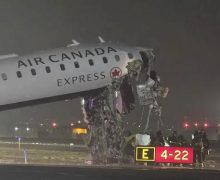 مصرع طيار ومساعده وإصابة 41 بجروح في حاذث تصادم بين طائرة وعربة بمطار بأمريكا