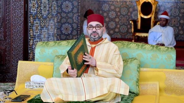 أمير المؤمنين يؤدي الجمعة صلاة عيد الفطر المبارك بمسجد أهل فاس بالمشور السعيد بمدينة الرباط