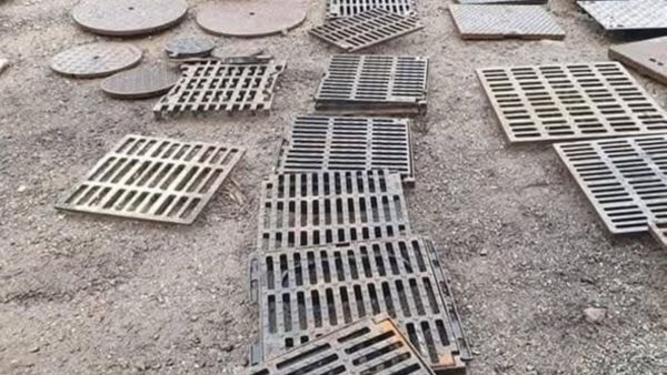 بائع للمتلاشيات في النهار وسارق أغطية بالوعات في الليل ..سرقة 177 غطاء حديدي للبالوعات تسفر عن توقيف شخصين