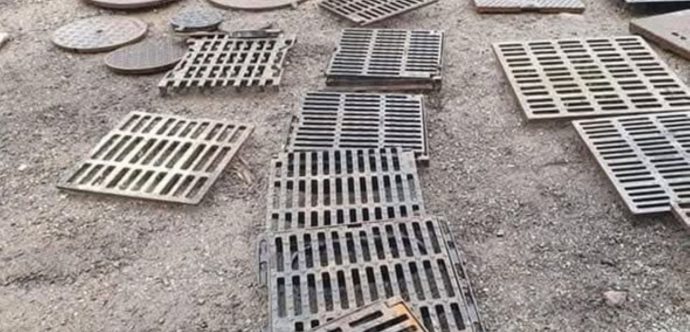 بائع للمتلاشيات في النهار وسارق أغطية بالوعات في الليل ..سرقة 177 غطاء حديدي للبالوعات تسفر عن توقيف شخصين