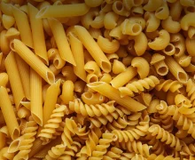 عين حرودة …دورية للدرك الملكي تداهم شركة يشتبه في كونها تقوم بإعادة تعليب معجنات منتهية الصلاحية