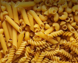 عين حرودة …دورية للدرك الملكي تداهم شركة يشتبه في كونها تقوم بإعادة تعليب معجنات منتهية الصلاحية