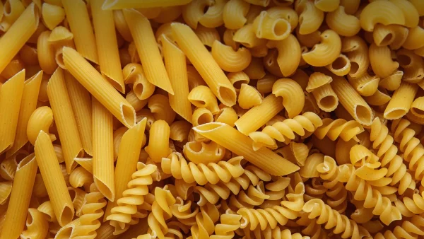 عين حرودة …دورية للدرك الملكي تداهم شركة يشتبه في كونها تقوم بإعادة تعليب معجنات منتهية الصلاحية