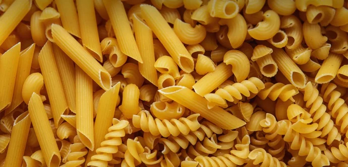 عين حرودة …دورية للدرك الملكي تداهم شركة يشتبه في كونها تقوم بإعادة تعليب معجنات منتهية الصلاحية