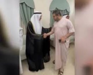 نائب سفير الجزائر في الكويت يثير الجدل بملابس نوم خلال مناسبة رسمية