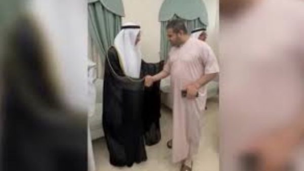 نائب سفير الجزائر في الكويت يثير الجدل بملابس نوم خلال مناسبة رسمية