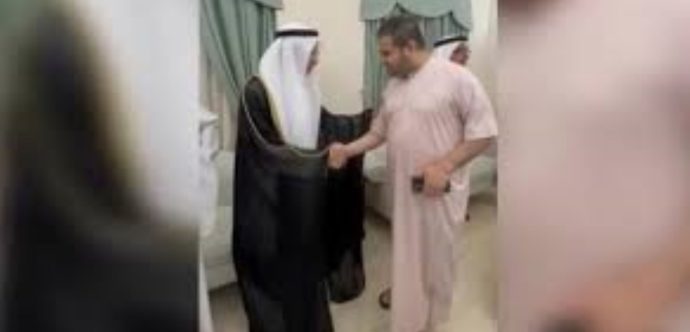 نائب سفير الجزائر في الكويت يثير الجدل بملابس نوم خلال مناسبة رسمية