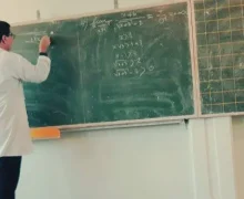 ما أغرب هذا الزمن للأستاذ… زمن أصبحت فيه اليد التي تُعلّم خفية… بينما الضجيج كله لمن يركضون في الملعب.