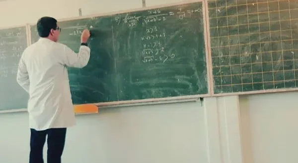 ما أغرب هذا الزمن للأستاذ… زمن أصبحت فيه اليد التي تُعلّم خفية… بينما الضجيج كله لمن يركضون في الملعب.