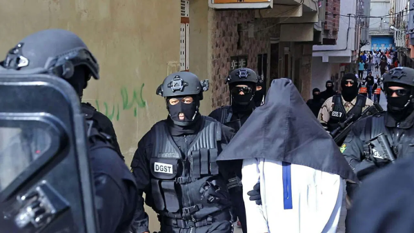 تفكيك خلية إرهابية تتكون من ستة متطرفين للاشتباه في تورطهم في تنفيذ أنشطة إجرامية بخلفيات ودوافع متطرفة