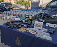 إسبانيا…حجز 5 أطنان من الكوكايين وأسلحة رشاشة واعتقال 10 أفراد من العصابة