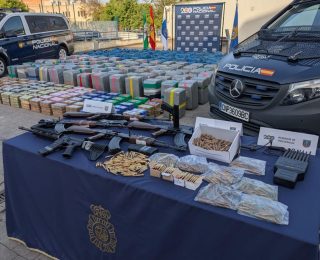 إسبانيا…حجز 5 أطنان من الكوكايين وأسلحة رشاشة واعتقال 10 أفراد من العصابة