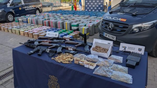 إسبانيا…حجز 5 أطنان من الكوكايين وأسلحة رشاشة واعتقال 10 أفراد من العصابة