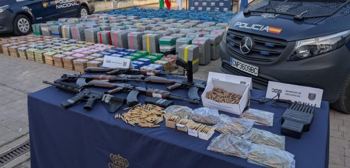 إسبانيا…حجز 5 أطنان من الكوكايين وأسلحة رشاشة واعتقال 10 أفراد من العصابة