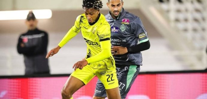 الرجاء ينقض على الصدارة بعد هزم المغرب الفاسي بعقر الدار ب(0-2)