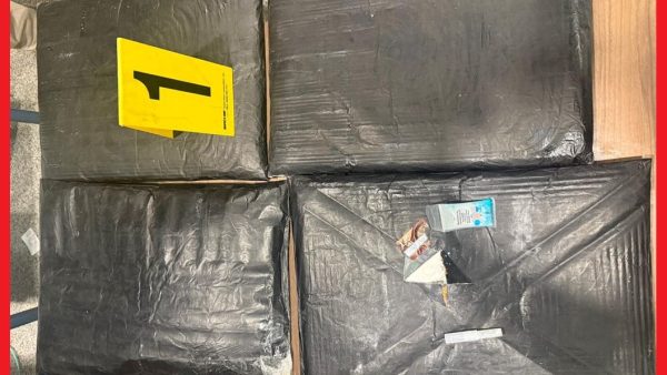 اكتشاف 14 كيلوغراما و800 غراما من مخدر “الكوكايين” بحوزة مواطنتين داخل مطار محمد الخامس الدولي