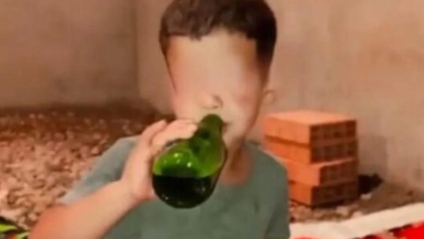 بعد ضجة ”  فيديو ” إرغام طفل على شرب الخمر …اعتقال المتورط الرئيسي ببنسليمان