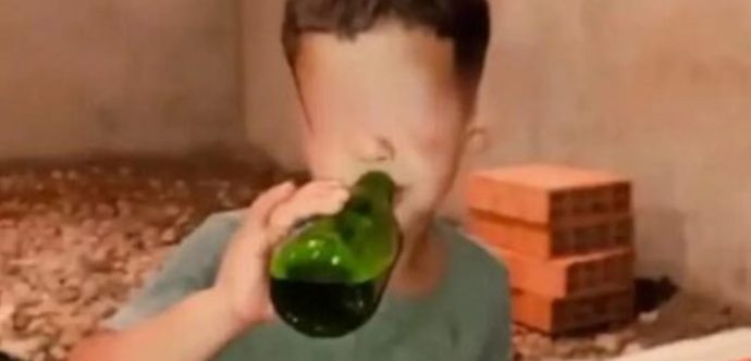 بعد ضجة ”  فيديو ” إرغام طفل على شرب الخمر …اعتقال المتورط الرئيسي ببنسليمان