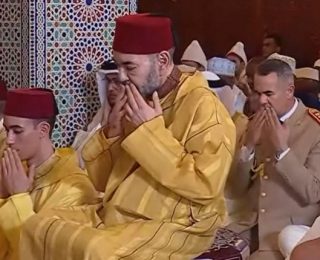 أمير المؤمنين يؤدي صلاة عيد الأضحى المبارك بمسجد أهل فاس بالرباط ويتقبل التهاني بهذه المناسبة السعيدة