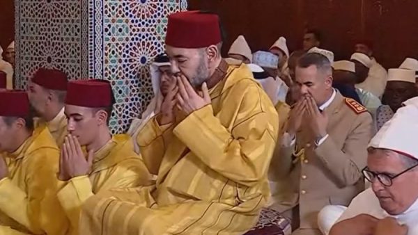 أمير المؤمنين يؤدي صلاة عيد الأضحى المبارك بمسجد أهل فاس بالرباط ويتقبل التهاني بهذه المناسبة السعيدة