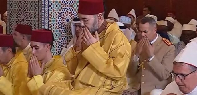 أمير المؤمنين يؤدي صلاة عيد الأضحى المبارك بمسجد أهل فاس بالرباط ويتقبل التهاني بهذه المناسبة السعيدة