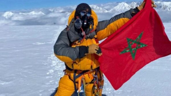 جلالة الملك يهنئ المتسلقة العالمية نوال صفنضلة إثر الإنجاز الرياضي الكبير الذي سجلته بتسلقها لقمتي إيفيريست ولوتسي المتجاورتين