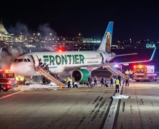 في سابقة من نوعها ….طائرة تصدم  شخص في مدرج مطارأمريكي