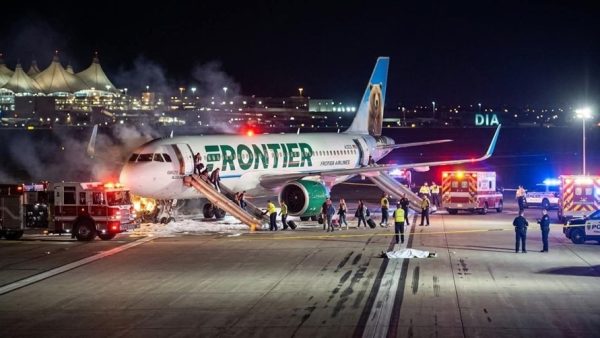 في سابقة من نوعها ….طائرة تصدم  شخص في مدرج مطارأمريكي