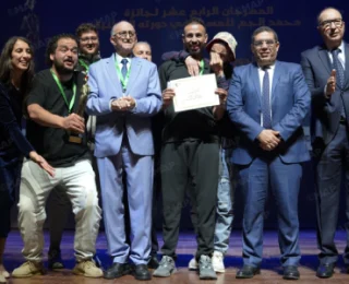 مسرحية “ثلاثي الأبعاد” لفرقة نجوم الخشبة تفوز بالجائزة الكبرى للمهرجان الوطني لجائزة محمد الجم لمسرح الشباب