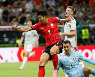 منتخب كوريا الجنوبية يفاجأ منتخب التشيك بفوزه عليه ب(2-1).