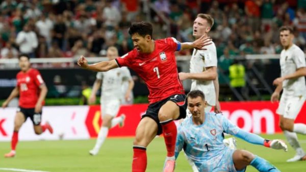 منتخب كوريا الجنوبية يفاجأ منتخب التشيك بفوزه عليه ب(2-1).