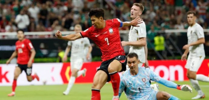 منتخب كوريا الجنوبية يفاجأ منتخب التشيك بفوزه عليه ب(2-1).