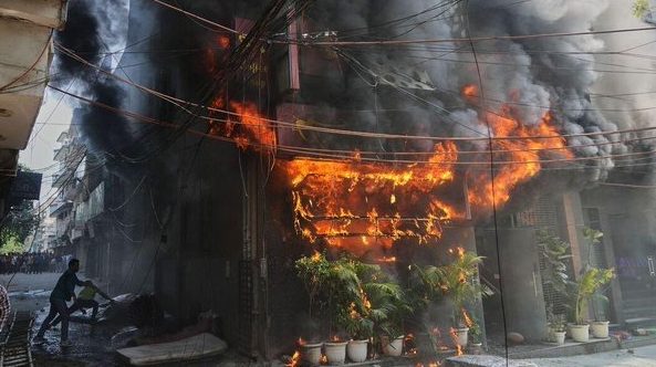 الهند..مصـ ـرع  21 شخصا على الأقل في حـ ـريق بأحد مطاعم نيودلهي