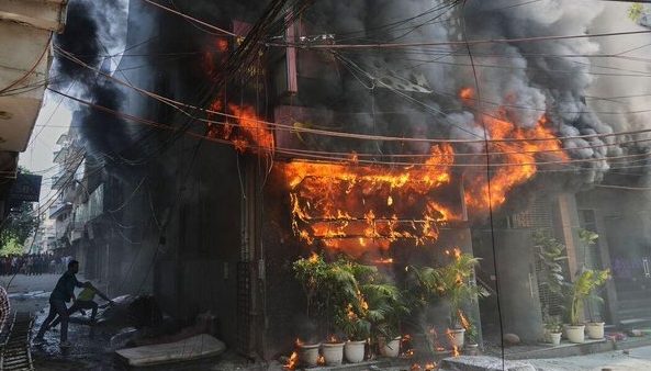 الهند..مصـ ـرع  21 شخصا على الأقل في حـ ـريق بأحد مطاعم نيودلهي