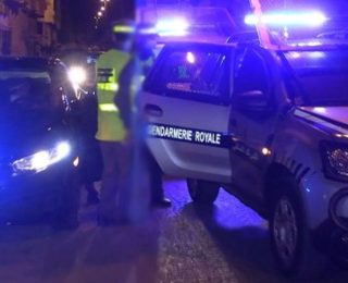 القنيطرة…من أجل النجاة بحياتهم من الإحتراق والرشق بالحجارة  والإعتداء،دركيون يطلقون الرصاص من مسدساتهم على متجمهرين
