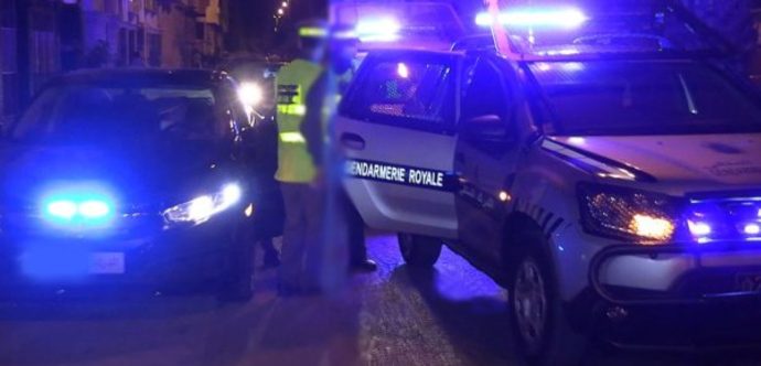القنيطرة…من أجل النجاة بحياتهم من الإحتراق والرشق بالحجارة  والإعتداء،دركيون يطلقون الرصاص من مسدساتهم على متجمهرين