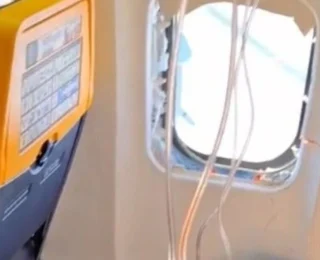فيديو.. مسافر كاد أن يُسحب خارج طائرة تابعة لـ “رايان إير” بعد تحطم إحدى نوافذها