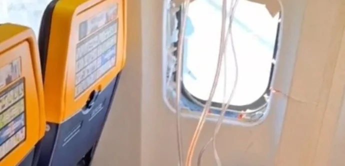 فيديو.. مسافر كاد أن يُسحب خارج طائرة تابعة لـ “رايان إير” بعد تحطم إحدى نوافذها