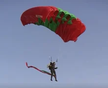 مظليو المنتخب الوطني العسكري يرسمون لوحات جوية أبهرت جمهور الرباط وسلا بماسبة ذكرى عيد العرش